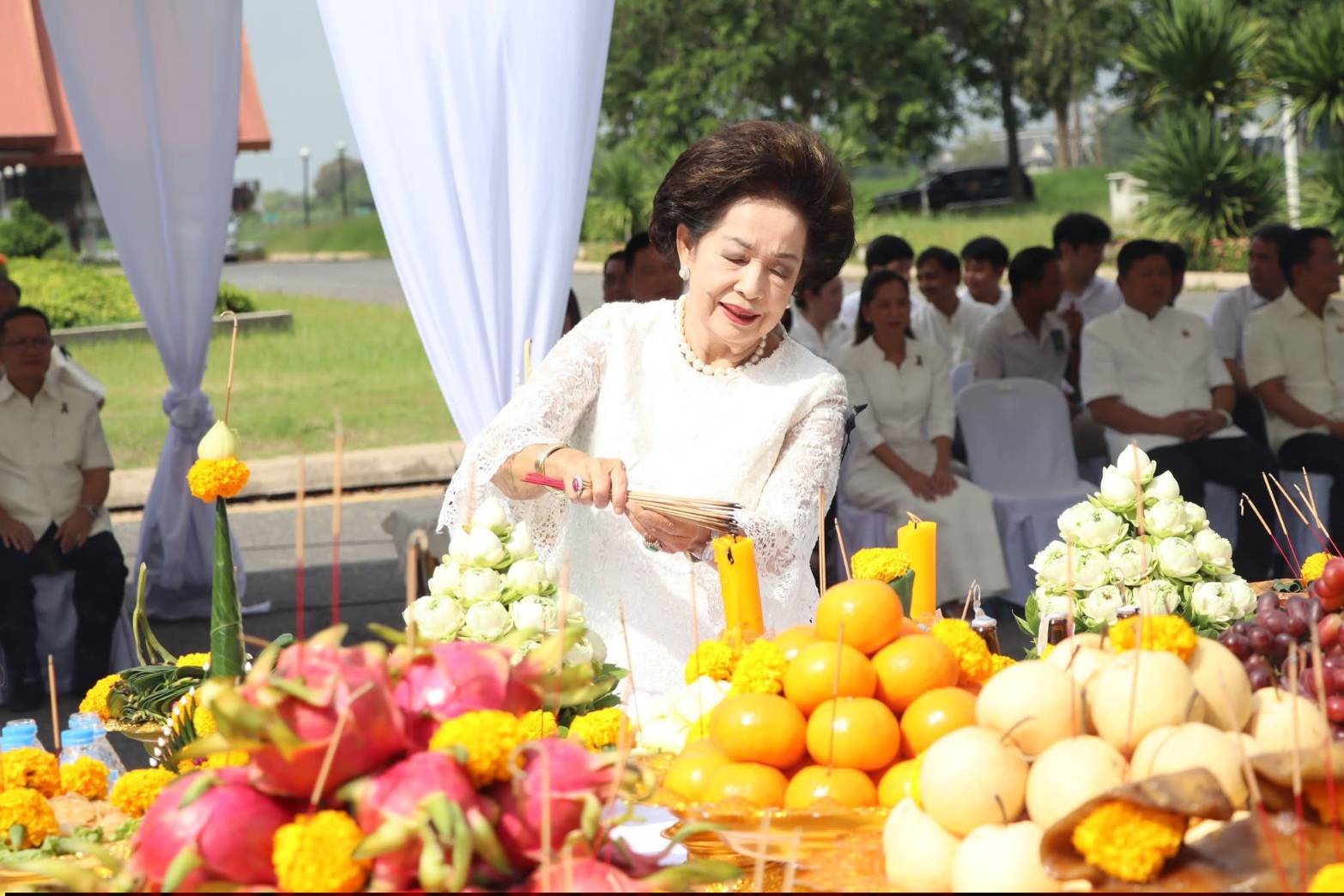 title - ศพส. ร่วมพิธีบวงสรวงซุ้มถวายดอกไม้จันทน์ จังหวัดพระนครศรีอยุธยา น้อมรำลึกในพระมหากรุณาธิคุณ สมเด็จพระบรมราชชนนีพันปีหลวง ณ บริเวณด้านหน้าอาคารศาลาพระมิ่งขวัญ ศูนย์ส่งเสริมและพัฒนาอาชีพเสริมนอกภาคการเกษตร (ศูนย์ศิลปาชีพ บางไทรฯ (เดิม))